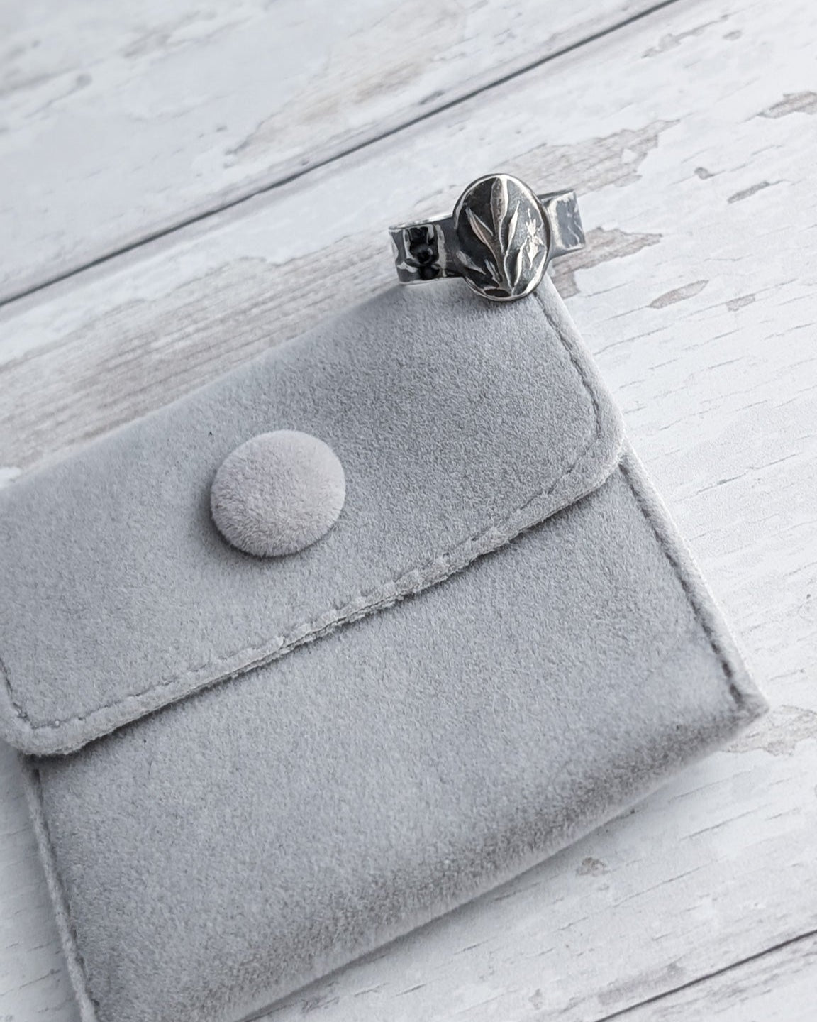 Leaves pattern signet ring