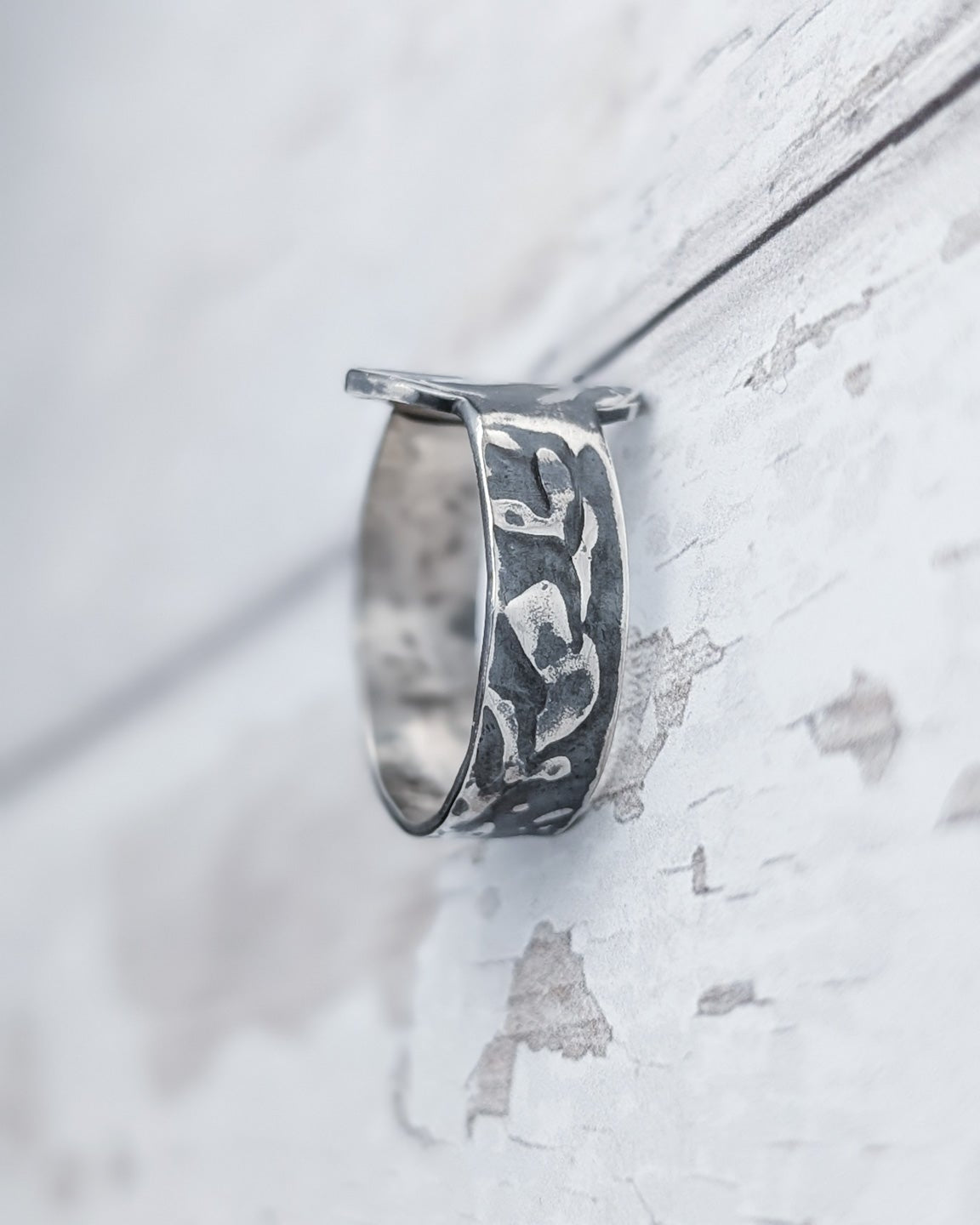 Vine leaves textured ring band