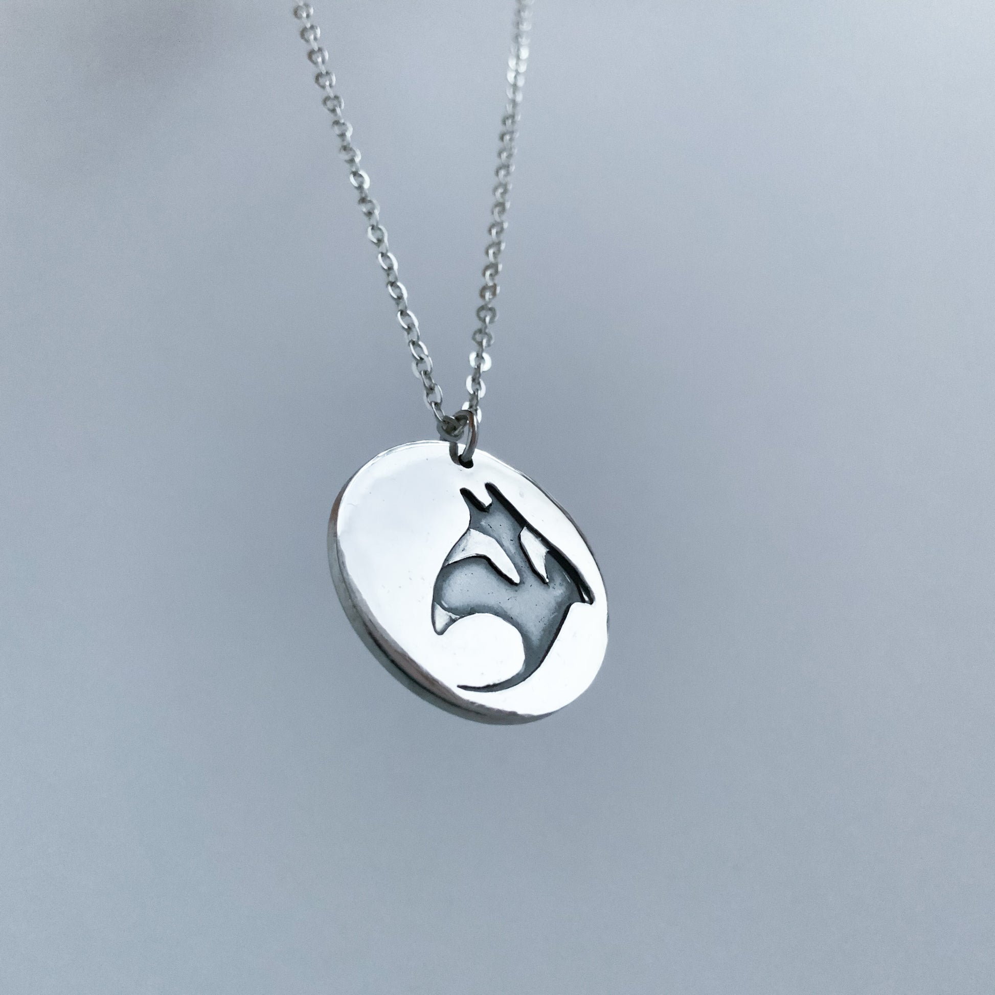 Shiny silver stingray round necklace