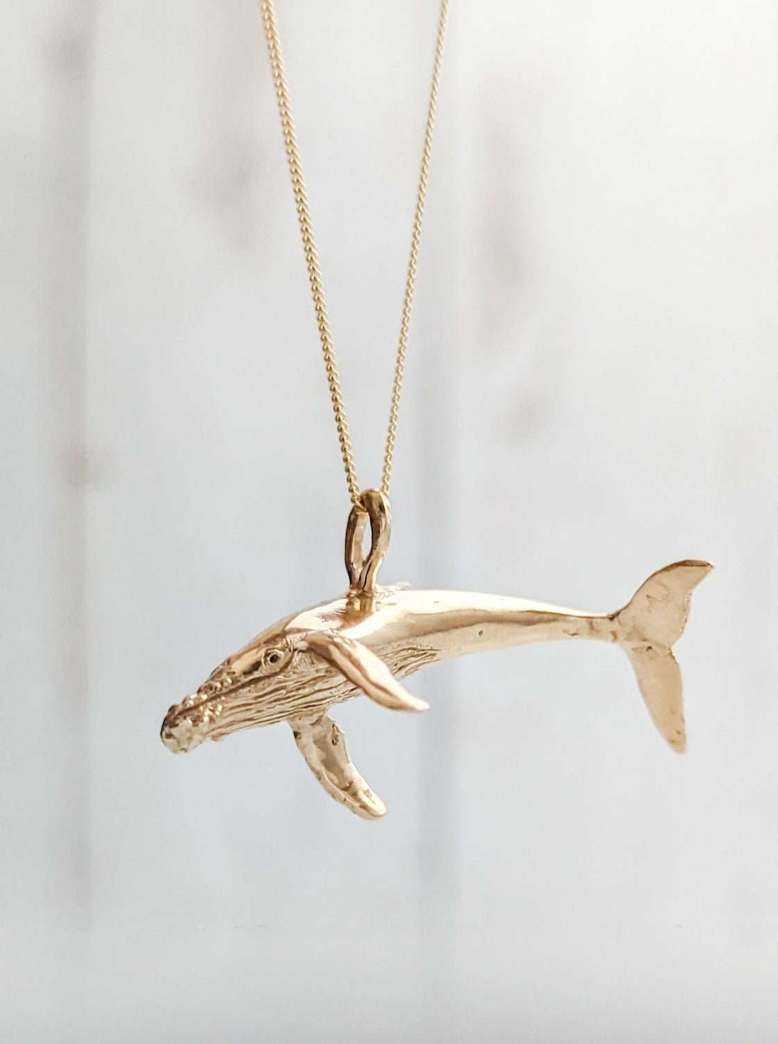 Stunning 9 carat gold humpback whale necklace