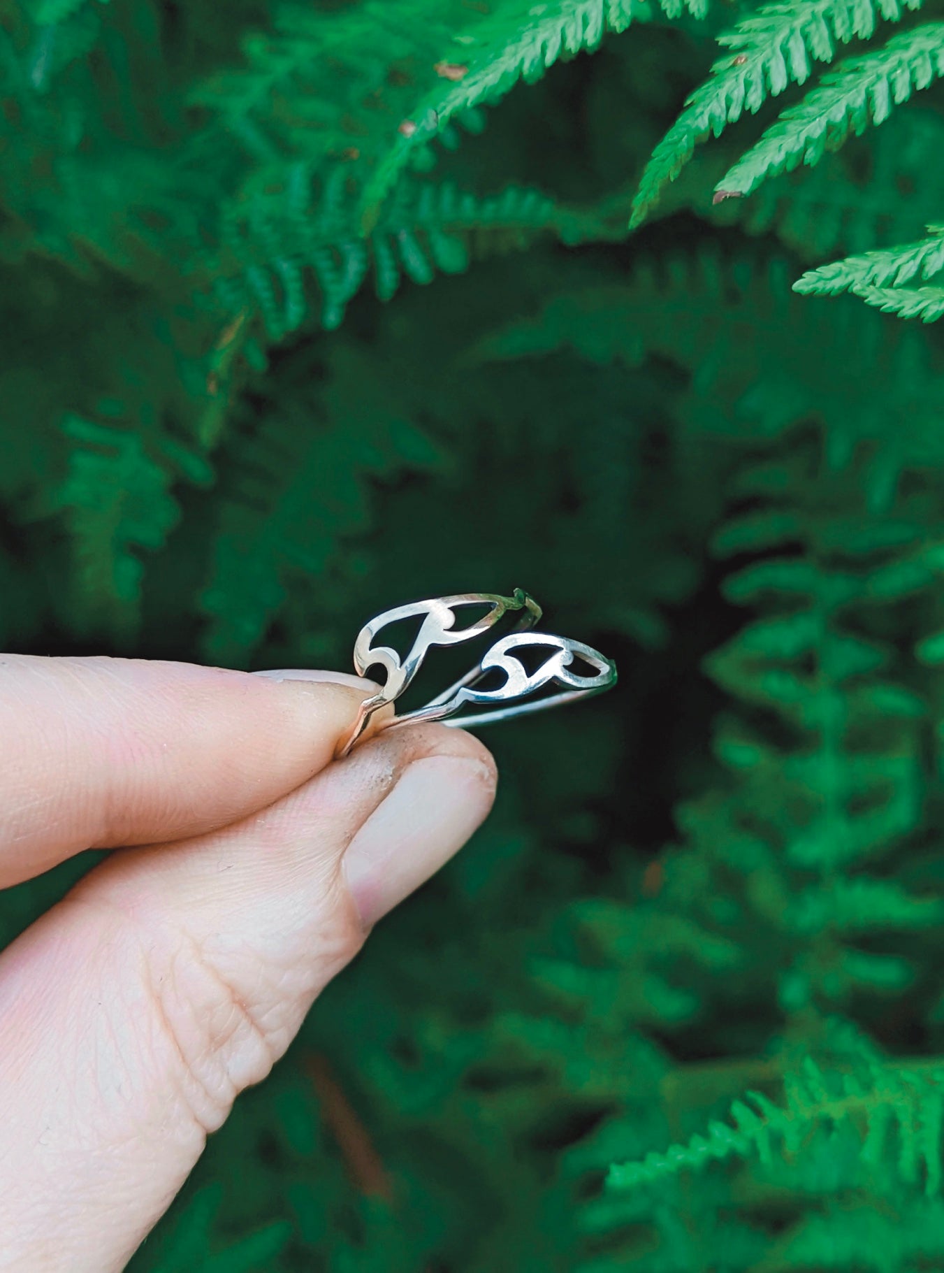 Kirituhi wave rings in gold and silver