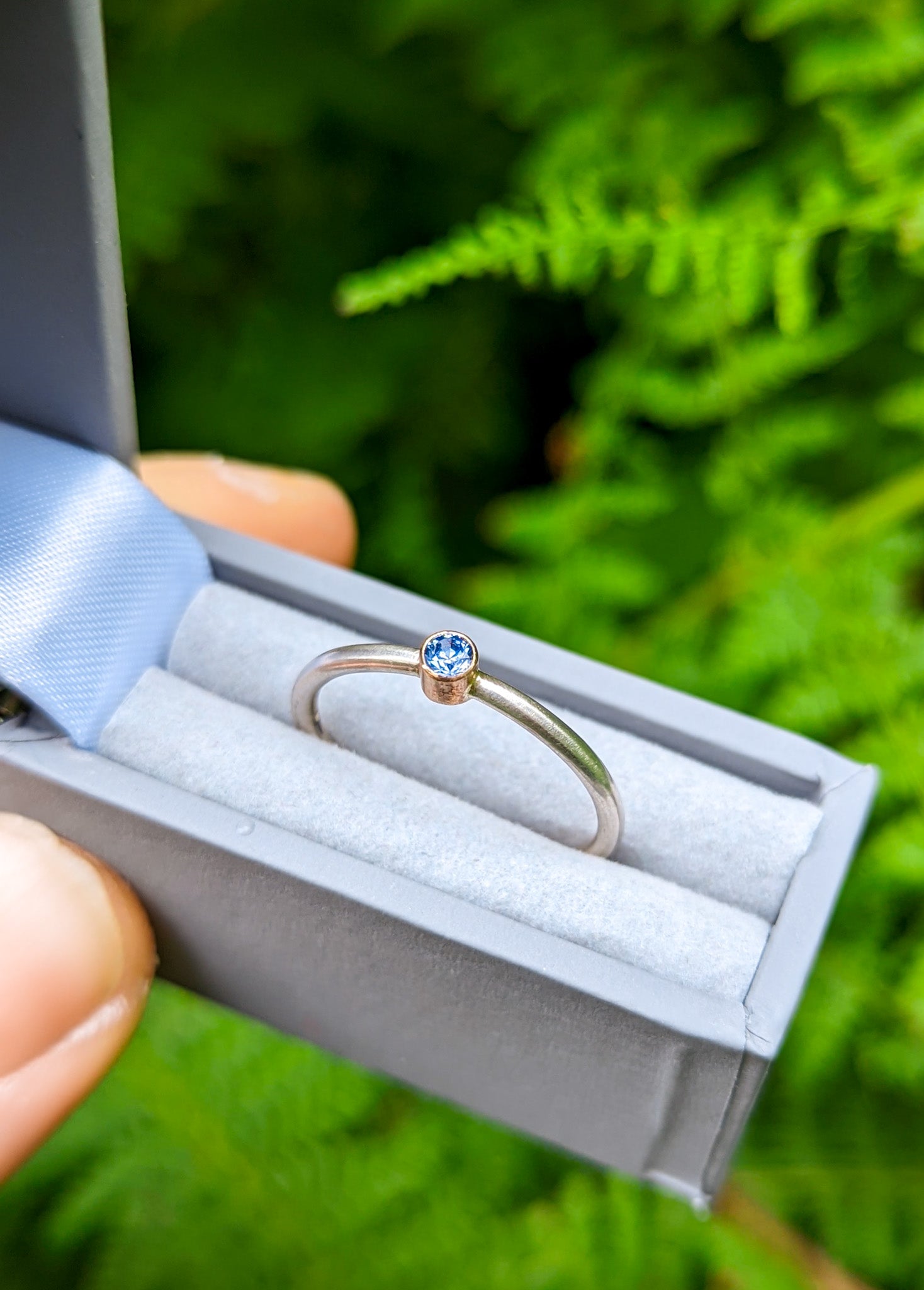 Stunning silver and gold blue solitaire ring